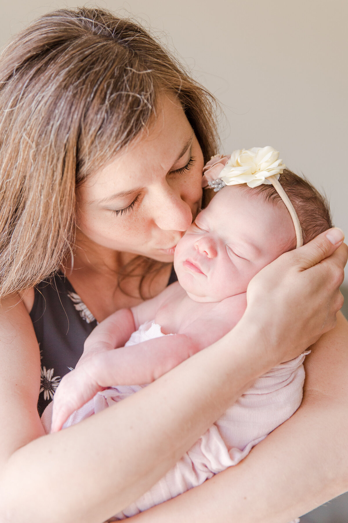 Mom kisses newborn cheeks in Johnstown, Colorado