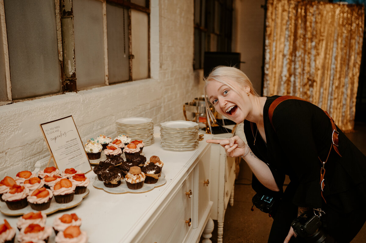 Sabrina pointing at cupcakes