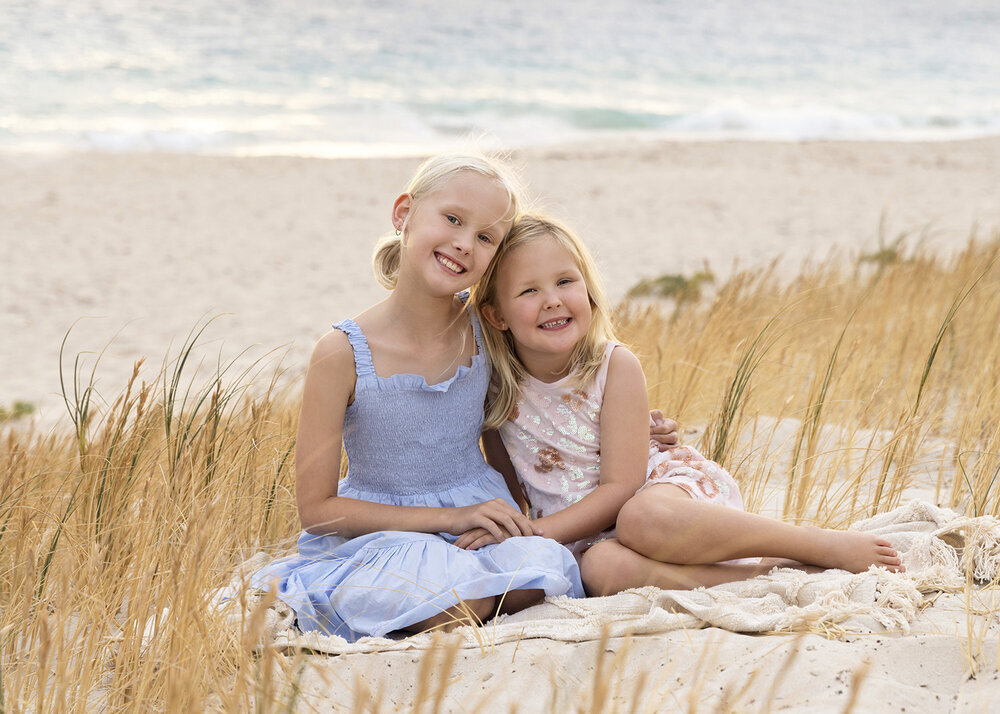 FAMILY_SISTERSATTHEBEACH