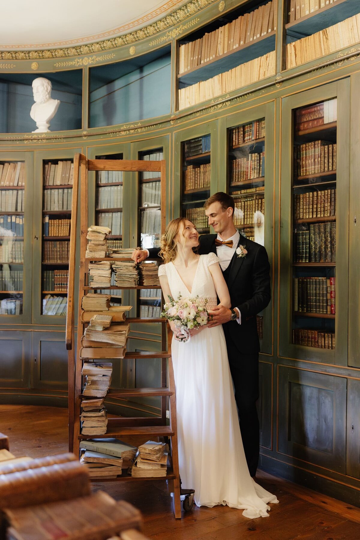 Elodie-et-Ludvik-mariage-couple-bibliotheque-chateau2