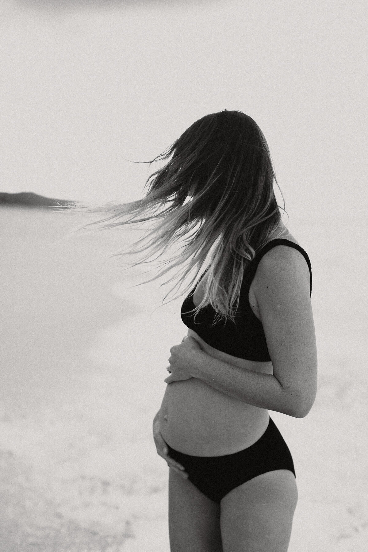 maternity-photos-ocean-black-and-white