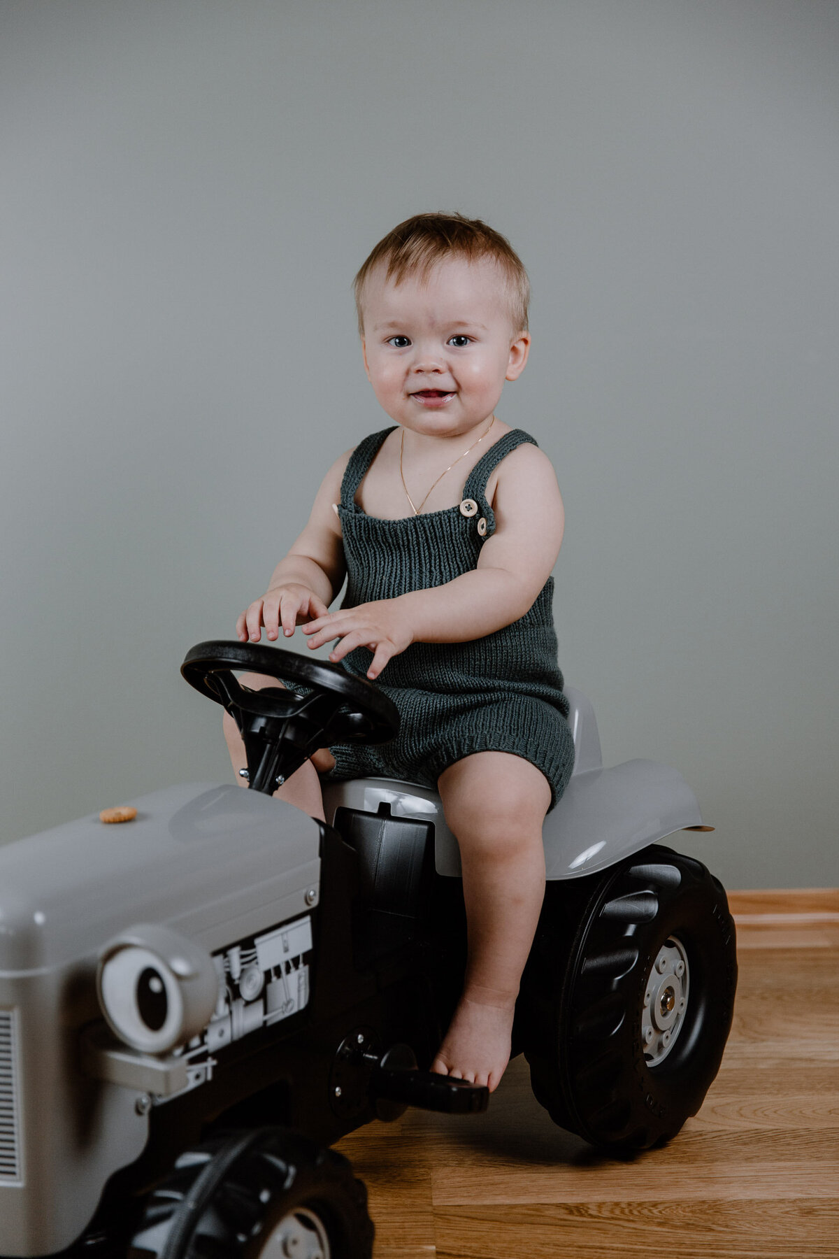 ettårsfoto_homesession_gutt_fotograf_charlottechristensen_studio_traktor1