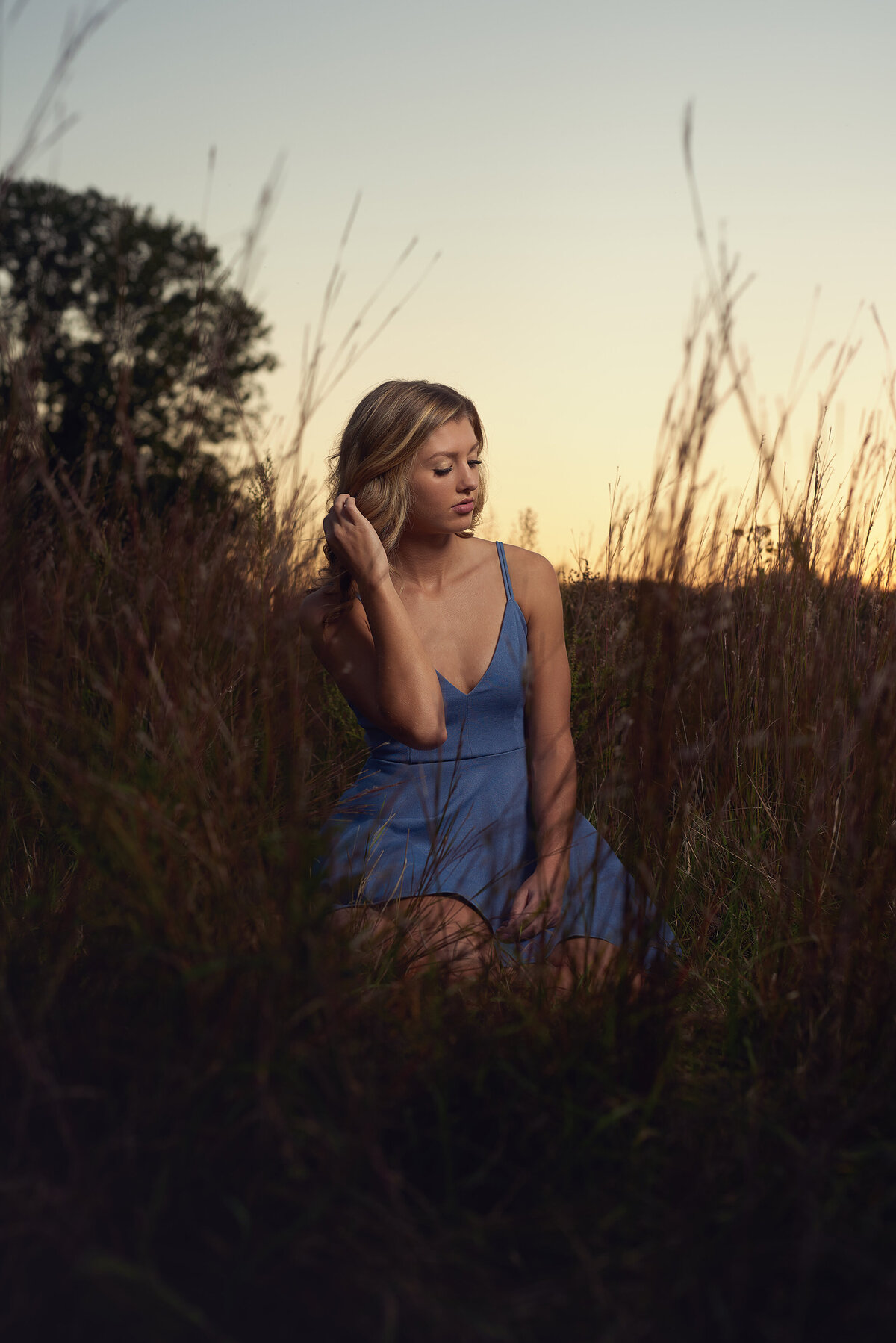 Sunset senior pictures in a field Minnesota2