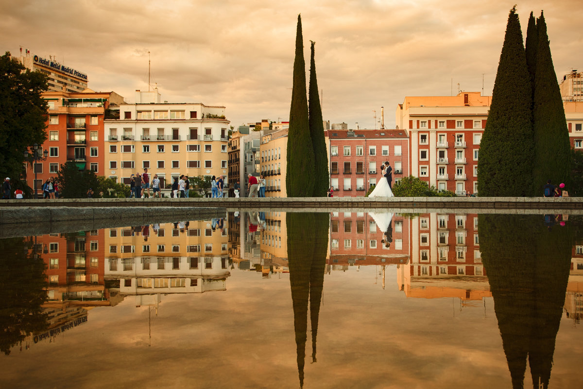 reflejo en el agua, templo Debod, novios, fotografo profesional, postboda madrid