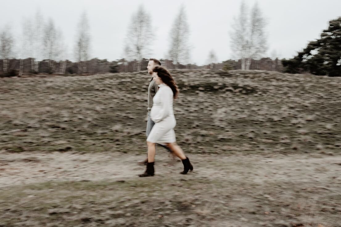 Fotoshoot Zwangerschap in de natuur bij Ede