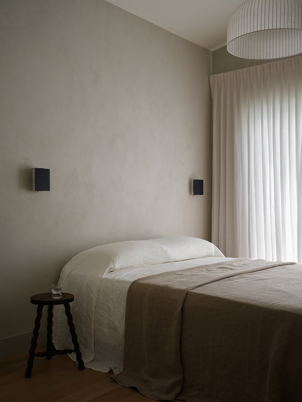 limewash-walls-charlotte-perriand-sconces-linen-bedding-minimal-bedroom-austin-interior-design-house-franc