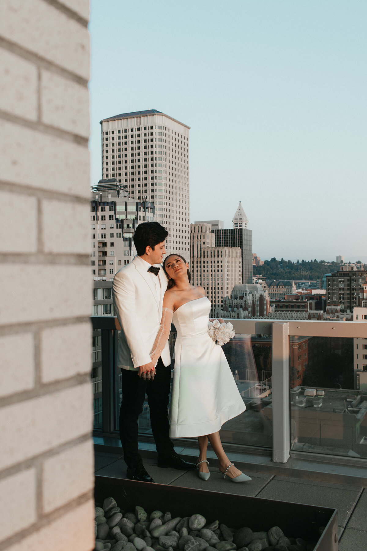 Downtown-Seattle-elopement-documentary-style-photography-jennifer-moreno-photography-Washington