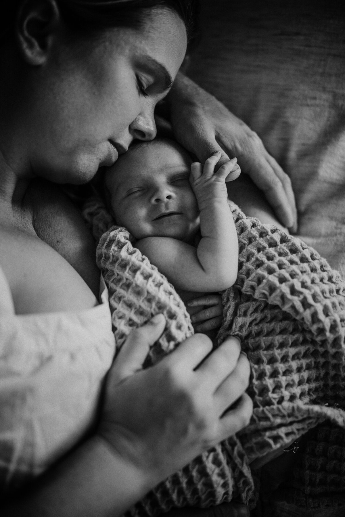 Start your journey with gentle beginnings in the Twin Cities. Shannon Kathleen Photography captures the magic of early days with in-home baby photos in St. Paul or Minneapolis. Schedule your session now.