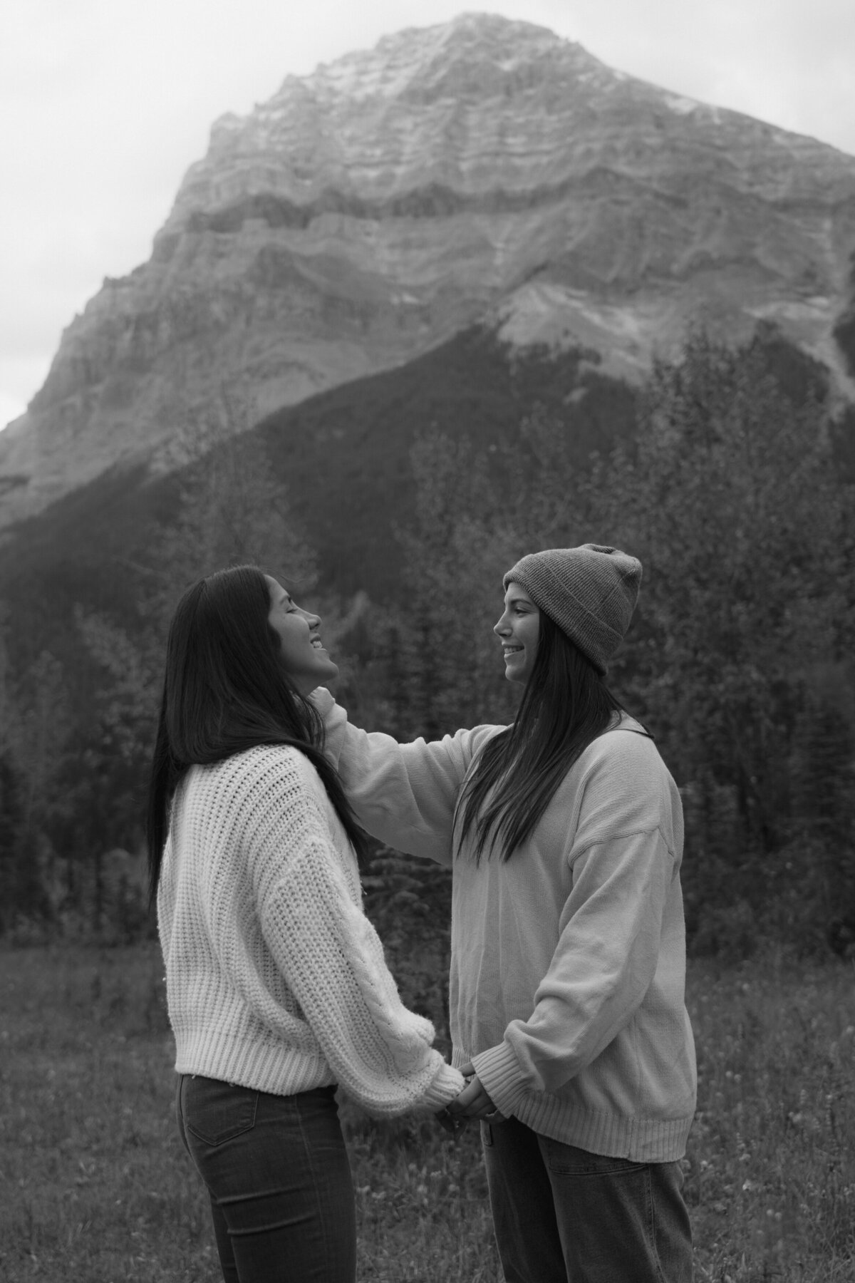 couplephotoscanadianrockiesemerallake1