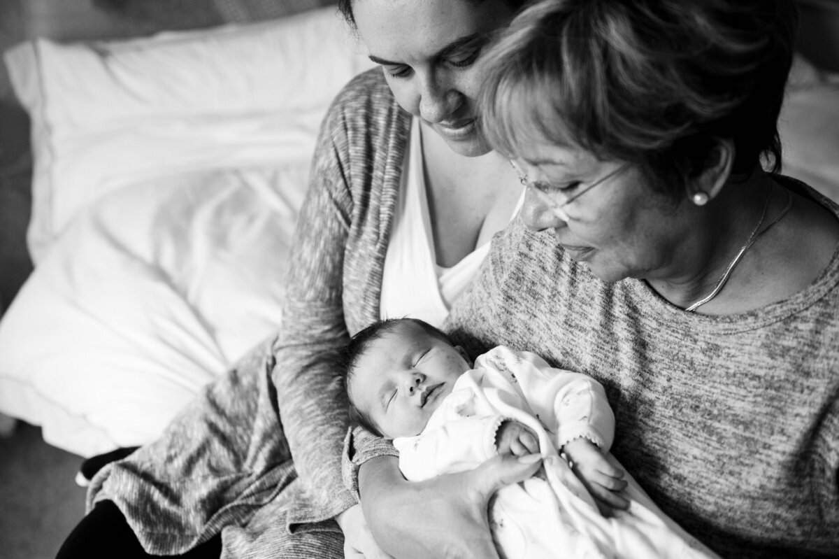 newborn-baby-relaxed-lifestyle-natural-family-photography-153