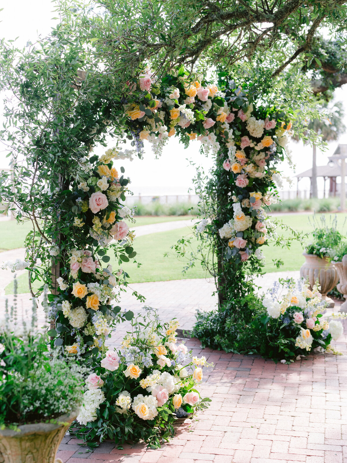 summer_floral_ceremony_arch