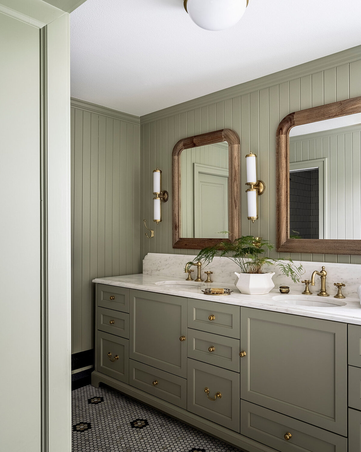 Kat Lawton Interiors - Seattle Interior Designer - English Cottage Primary Bathroom - DSCF2467-HDR-Edit_websize