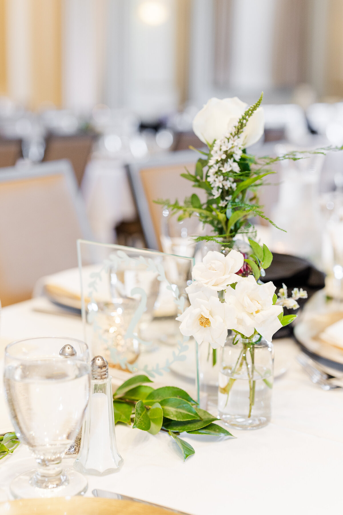 35_classic_and_simple_wedding_centerpiece