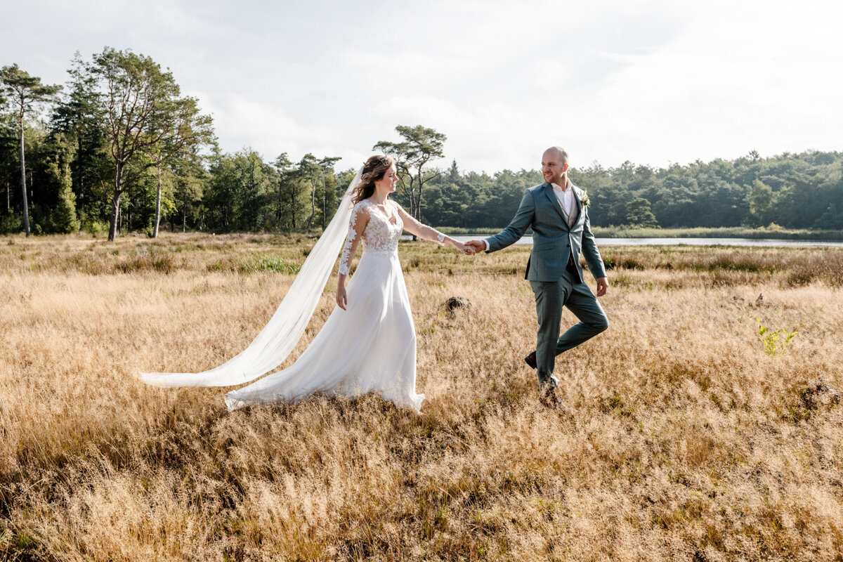 Country bruiloft, boerderij bruiloft, trouwen in Friesland, bruidsfotograaf, trouwfotograaf (71)