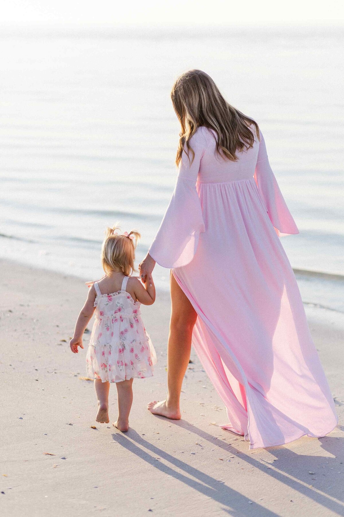 8-mom-daughter-beach