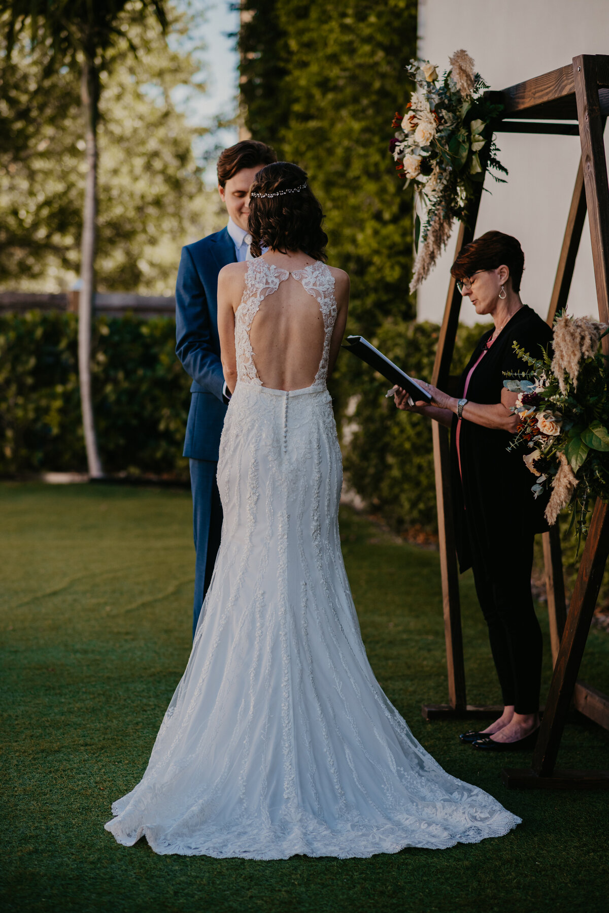 mariah-lacy-photo-elope-in-tampa-green-bench-chantilly-chic-planners-8