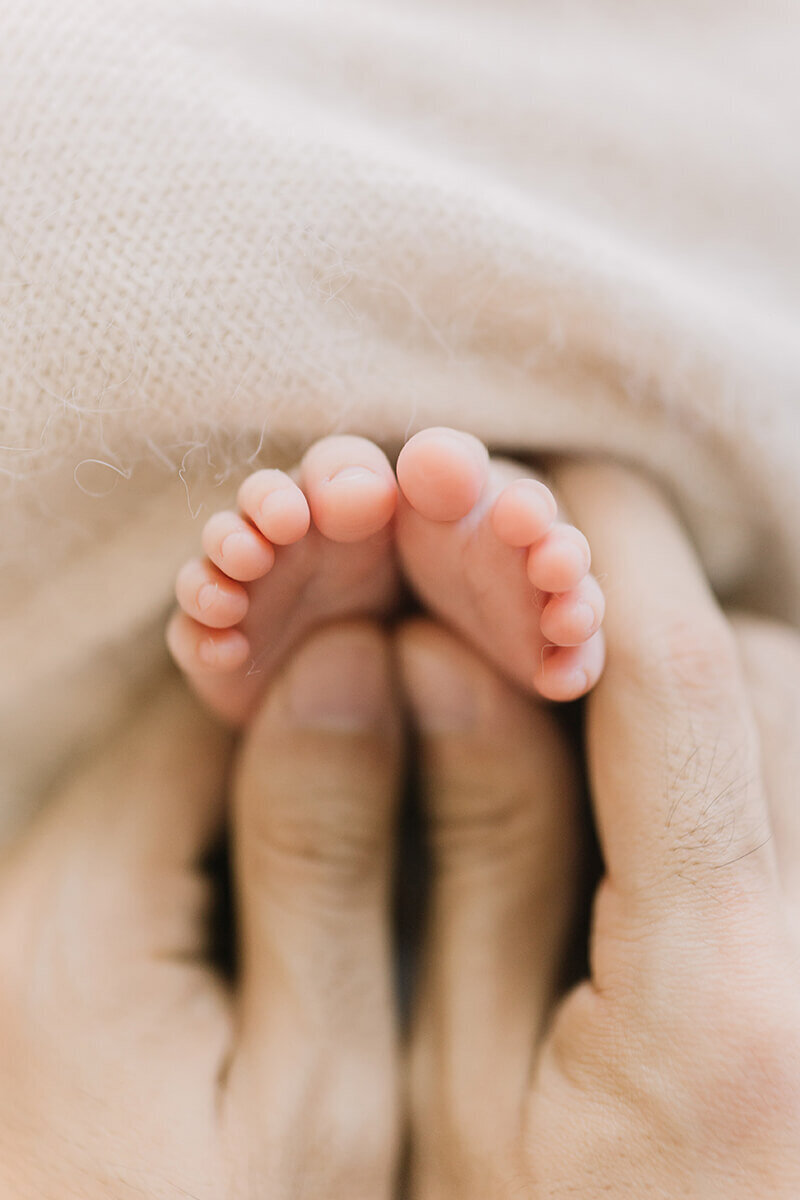Tiny feet of a newborn shot by Yukika Ishikawa Photography, a newborn photographer serving Tokyo Japan
