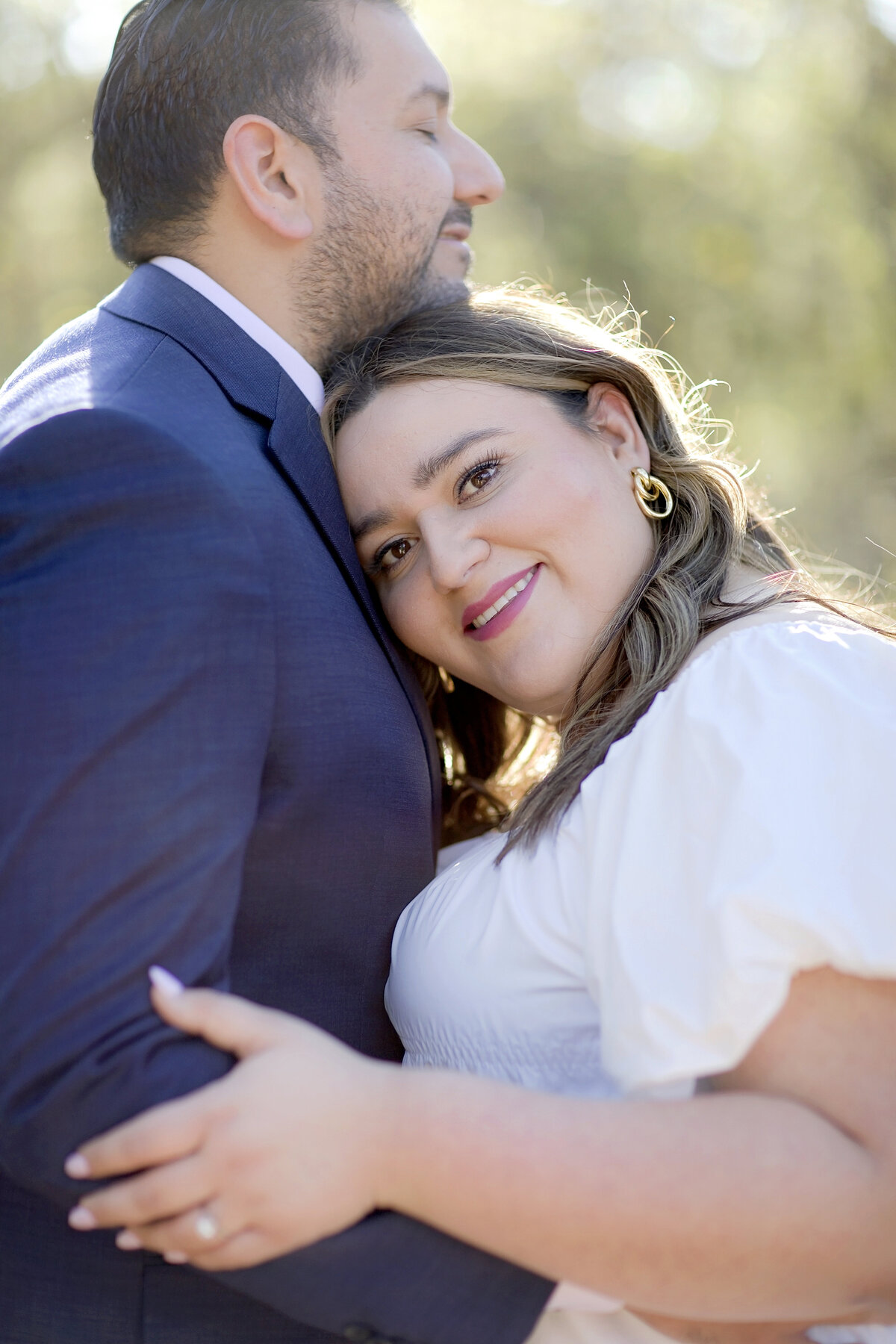 engaged-engagement photo-engagement pose-robin rogers photography
