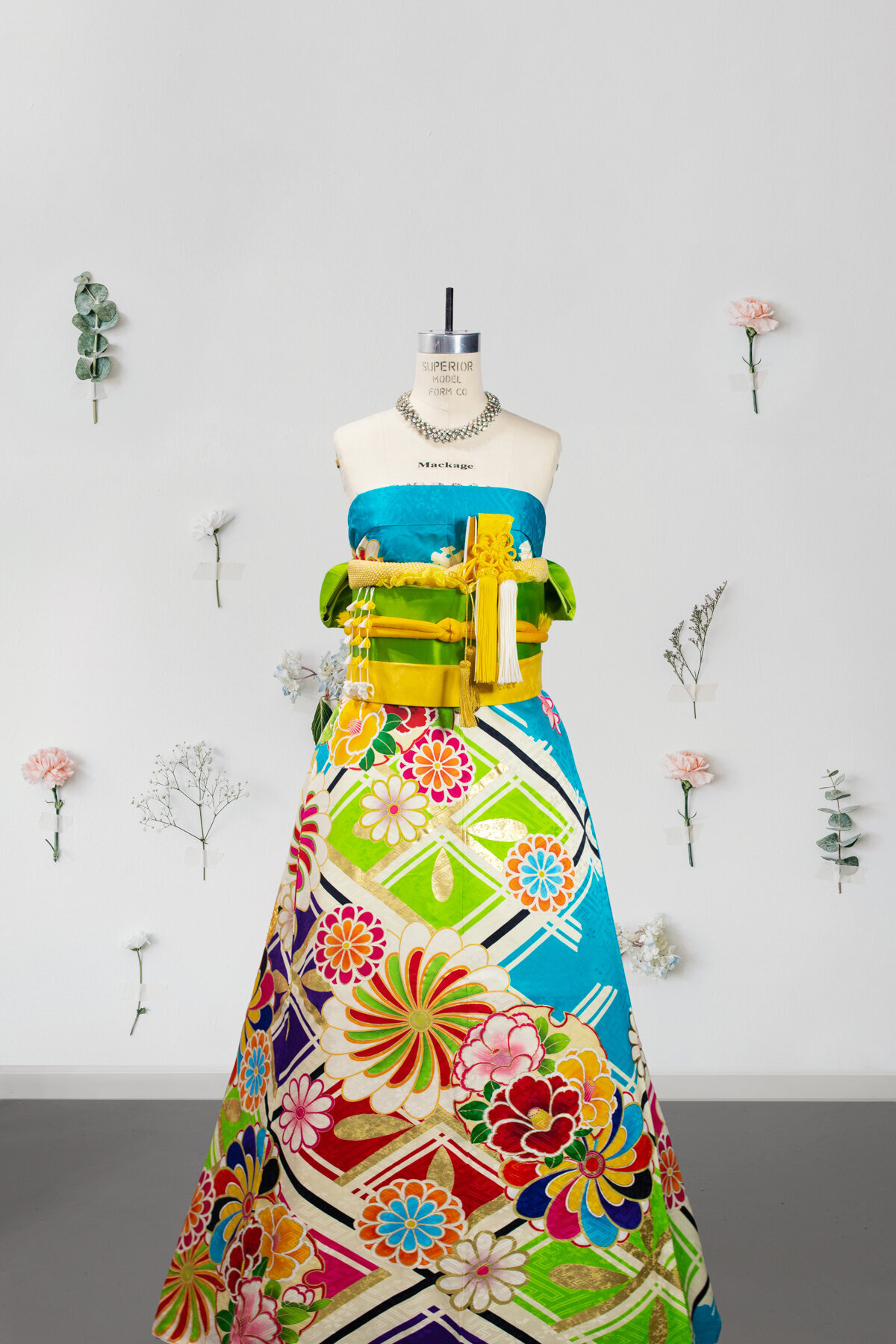 _portrait_1800px-DressFront