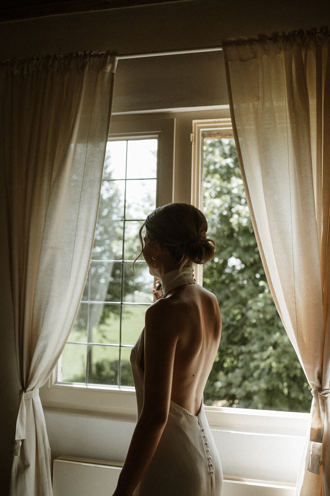 Herentals, salon weddings, moody, authentiek, alternatief trouwen,bruid, 2026, elopent, intiem, spontaan, tijdloos, trouwfotograaf, antwerpen - klaarmaken & first look-162
