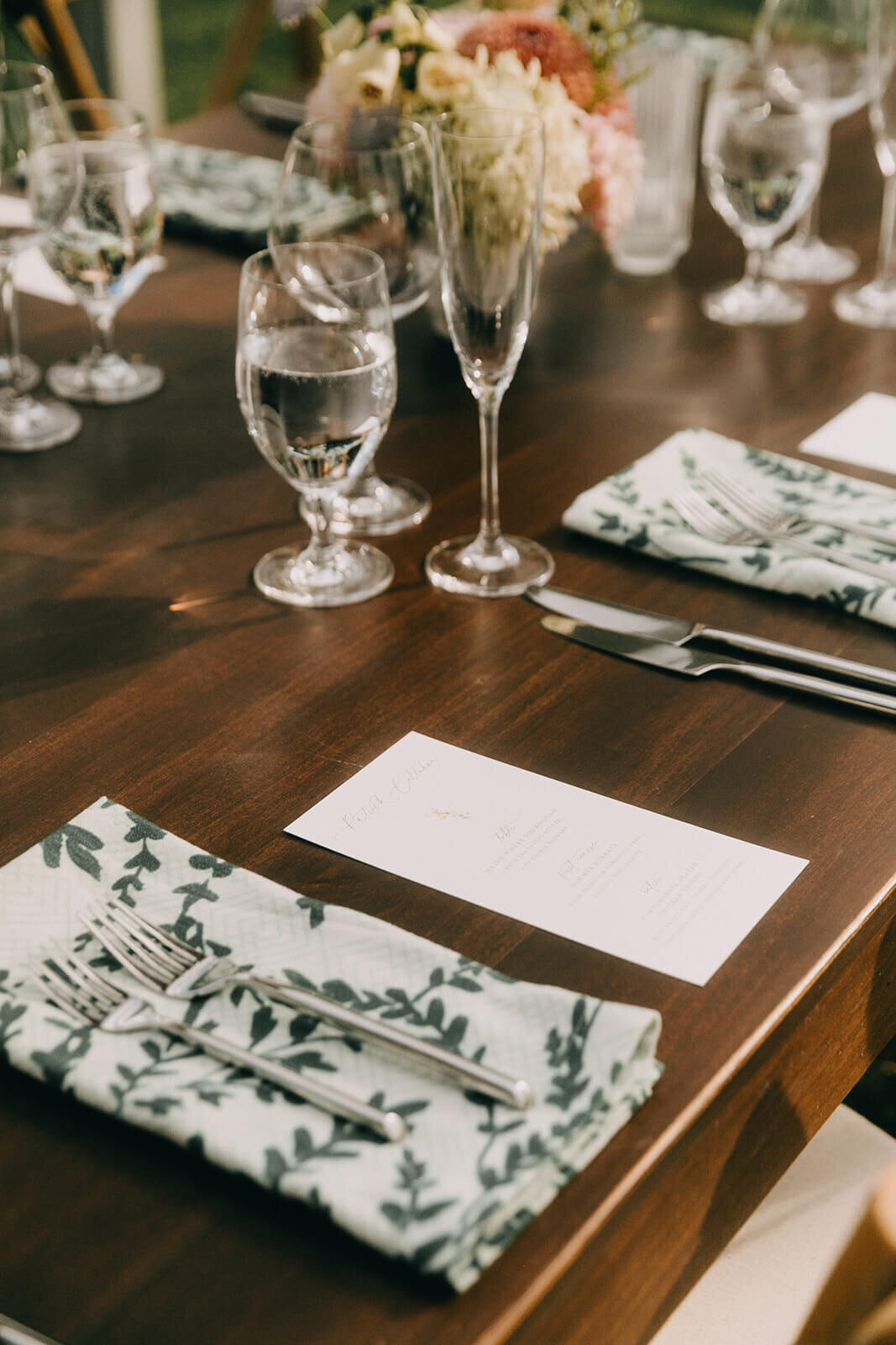 59.poeme-wedding-menu-green-botanical-napkin-wood-table-setting