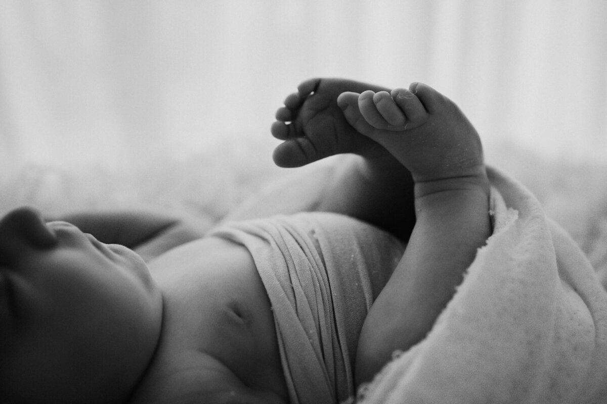 details van baby voetjes tijdens een newbornshoot