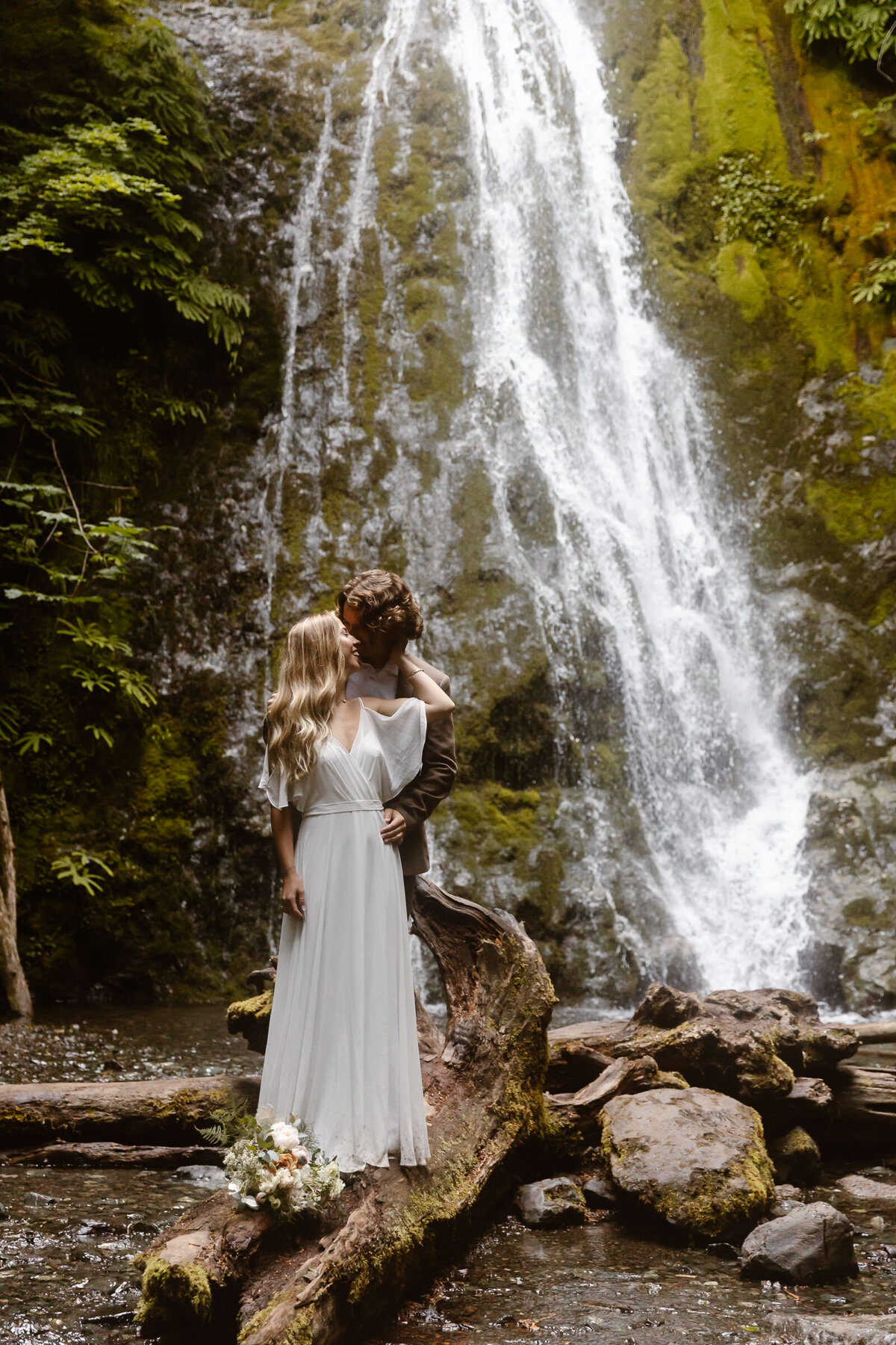 washington-waterfall-elopement-14