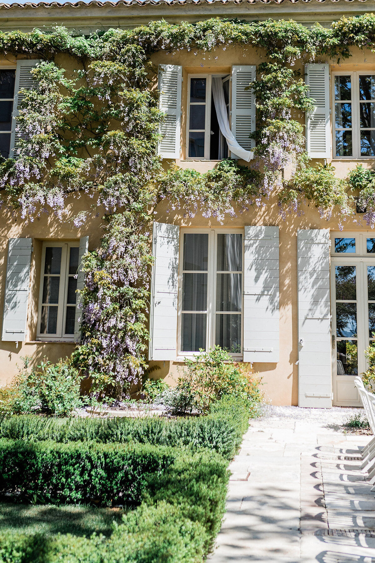 Elevate your wedding memories with the sophistication of our luxury photography. Our fine art approach in France transforms your special day into a visual narrative, highlighting both genuine emotions and curated elegance.