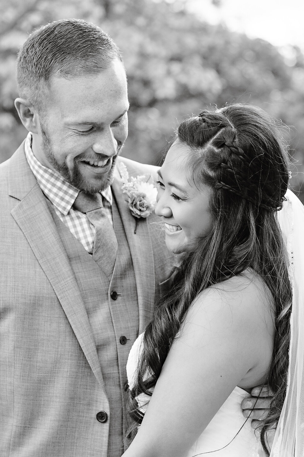 fun-candid-moment-with-bride-and-groom-hudson-gardens-colorado