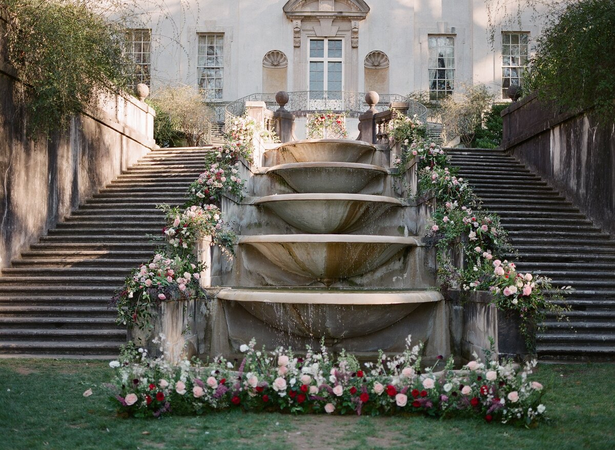 Fountain ceremony at the Atlanta History Center with romantic, cascading florals