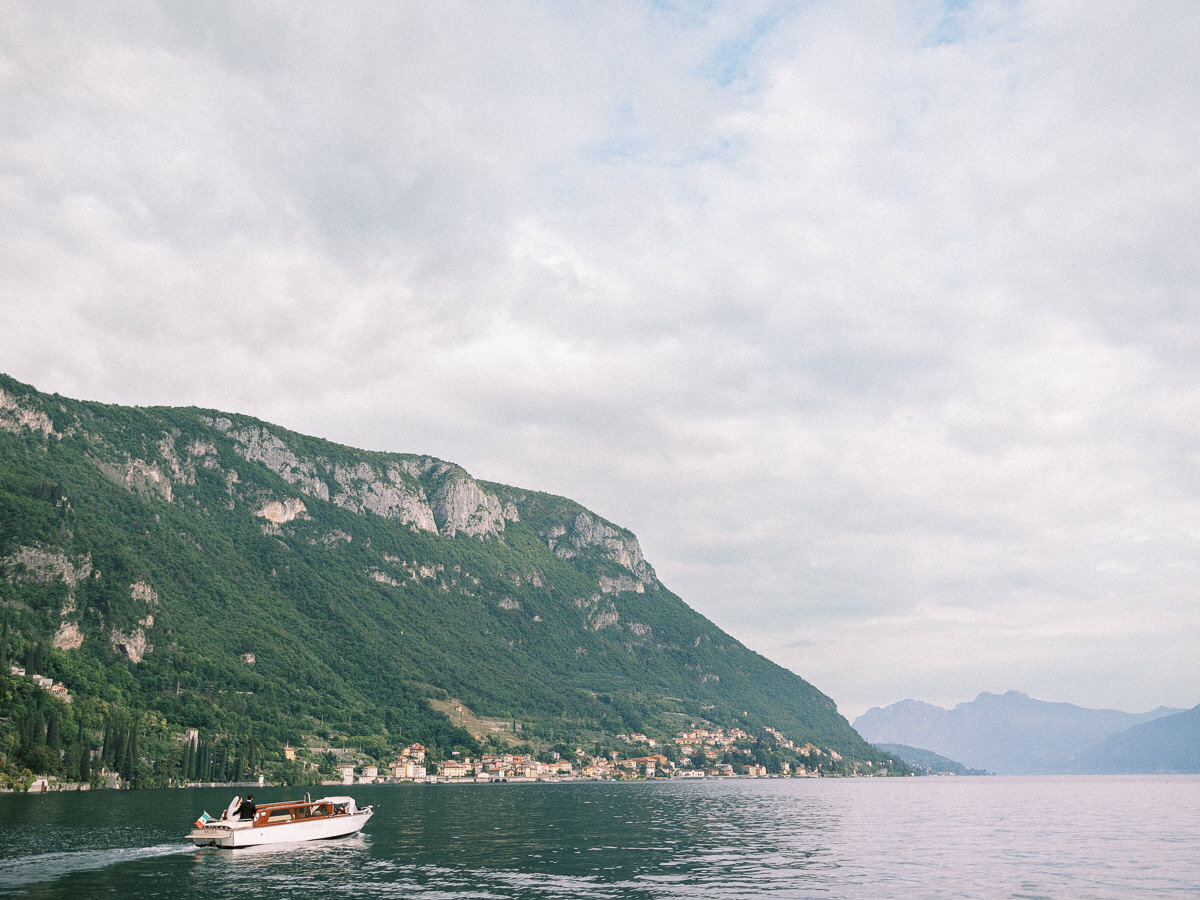 Engagement photo boat Lake Como