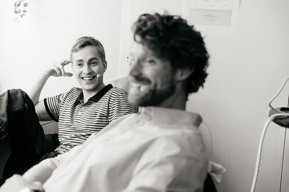 Twee acteurs kletsend in hun kleedkamer in een theater.