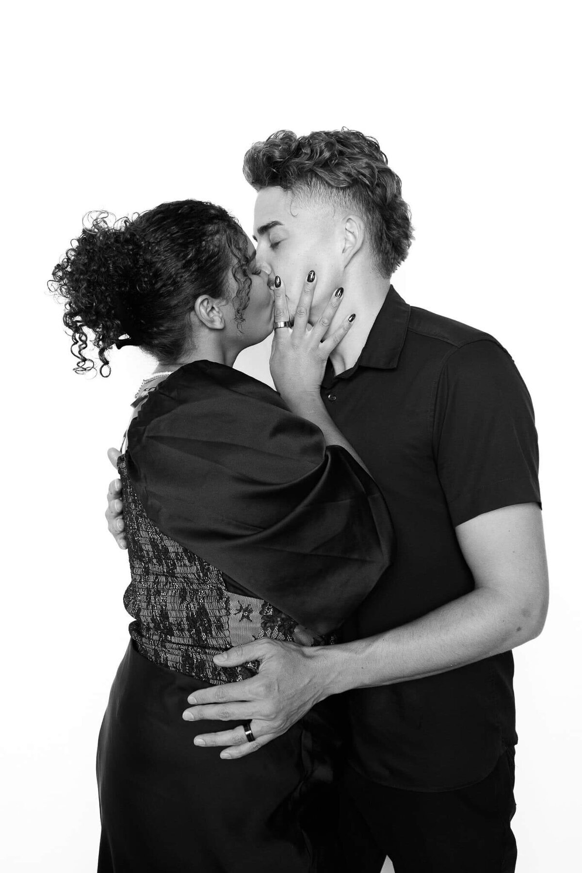 Romantic black and white portrait of a couple sharing a kiss, captured by Monochrome Portraits — a Phoenix wedding photo booth specializing in timeless, artistic images.