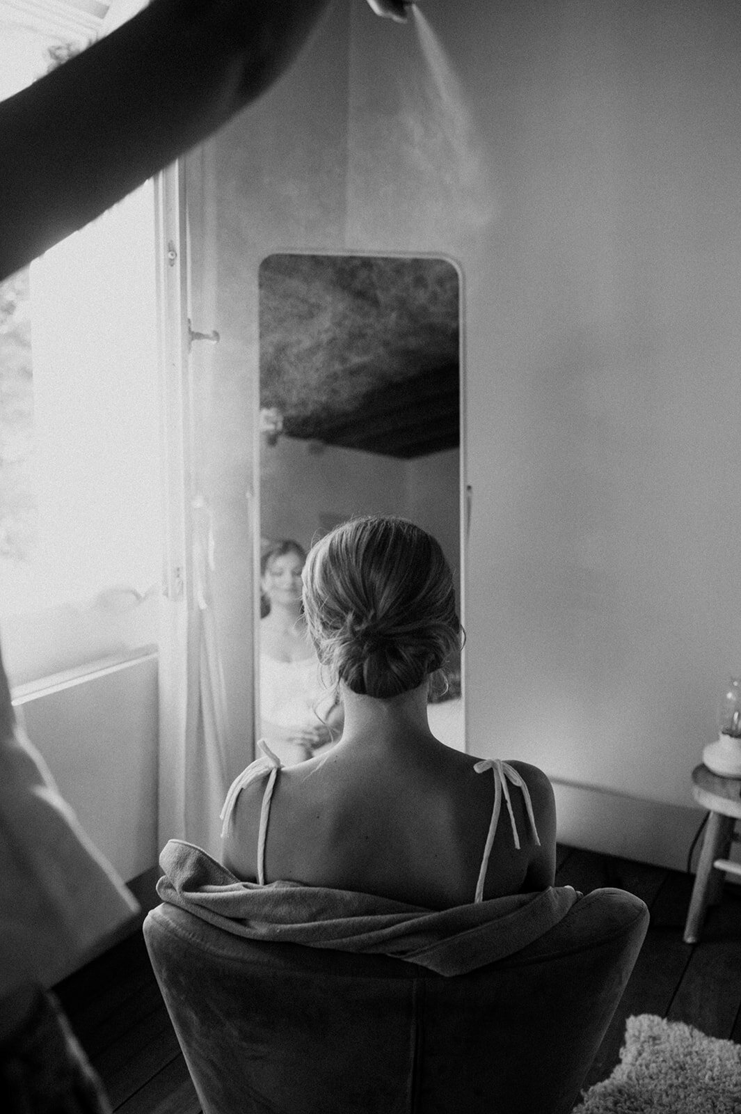 Herentals, salon weddings, moody, authentiek, alternatief trouwen,bruid, 2026, elopent, intiem, spontaan, tijdloos, trouwfotograaf, antwerpen - klaarmaken & first look-50