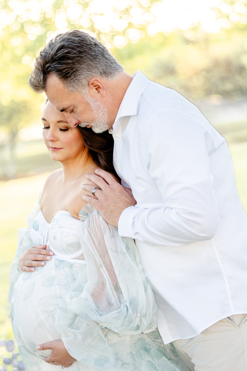 maternity-couple-bluebonnets-spring-sunset