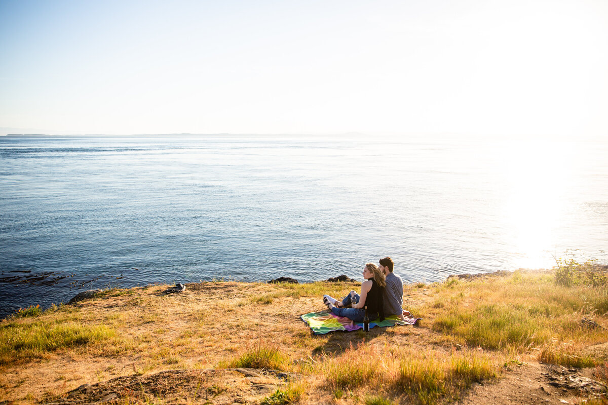 021-engagement-session-san-juan-island-la-vie-photo-lime-kiln-lighthouse-west-side