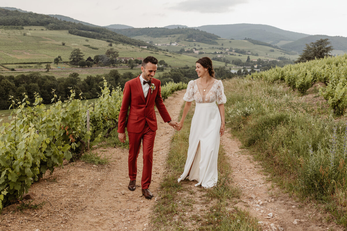 Violaine-et-Damien-mariage-couple-exterieur-vignes10