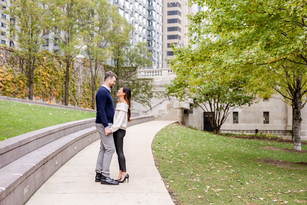 downtown-chicago-fall-engagement-session-jenna-sean_0023