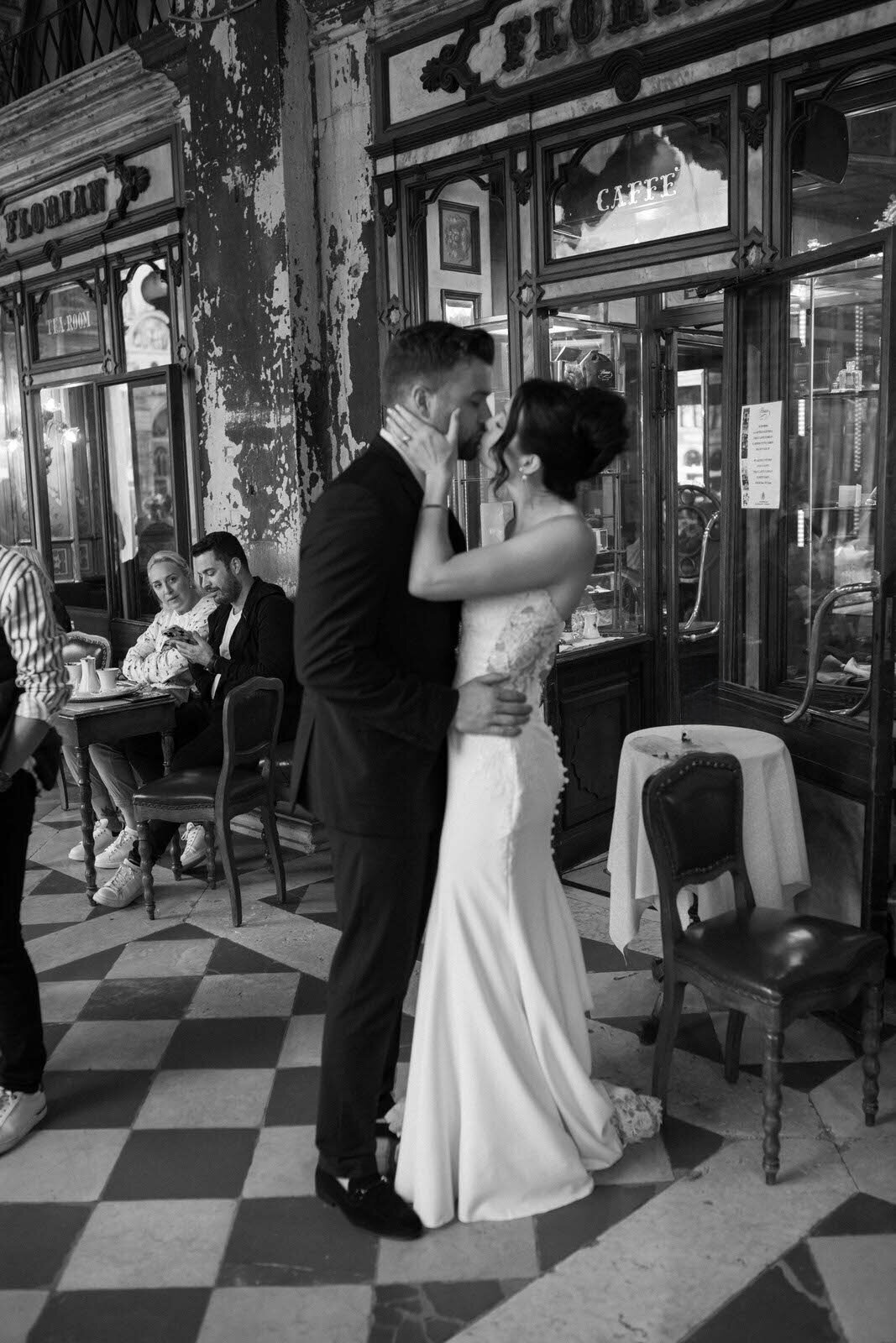 Flora_And_Grace_Editorial_Venice_Analog_Editorial_Wedding_Photographer (1 von 1)-69