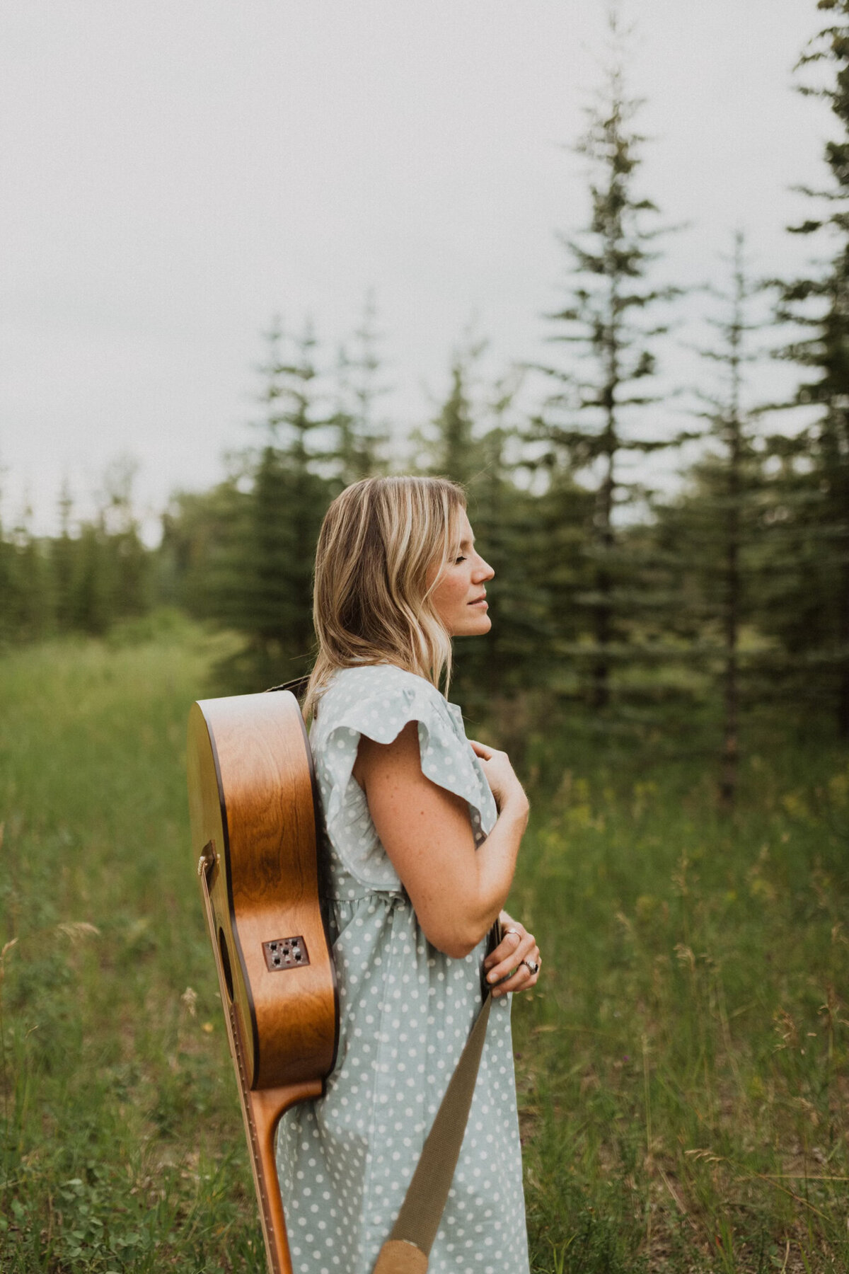 Alice Jane Music, a folk inspired live acoustic wedding musician based in Calgary, BC. Featured on the Brontë Bride Vendor Guide.