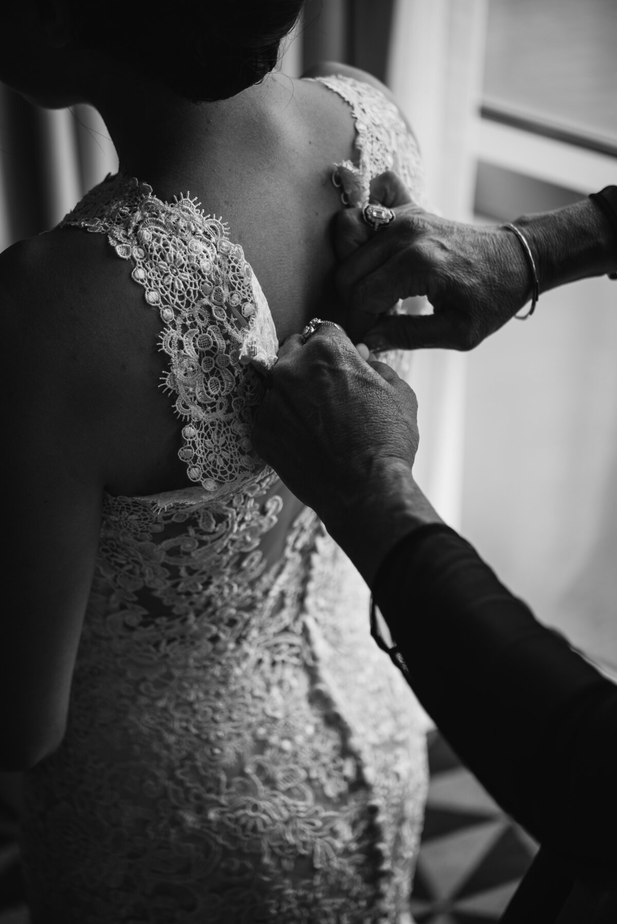 bride getting her dress buttoned up at Maritime Parc