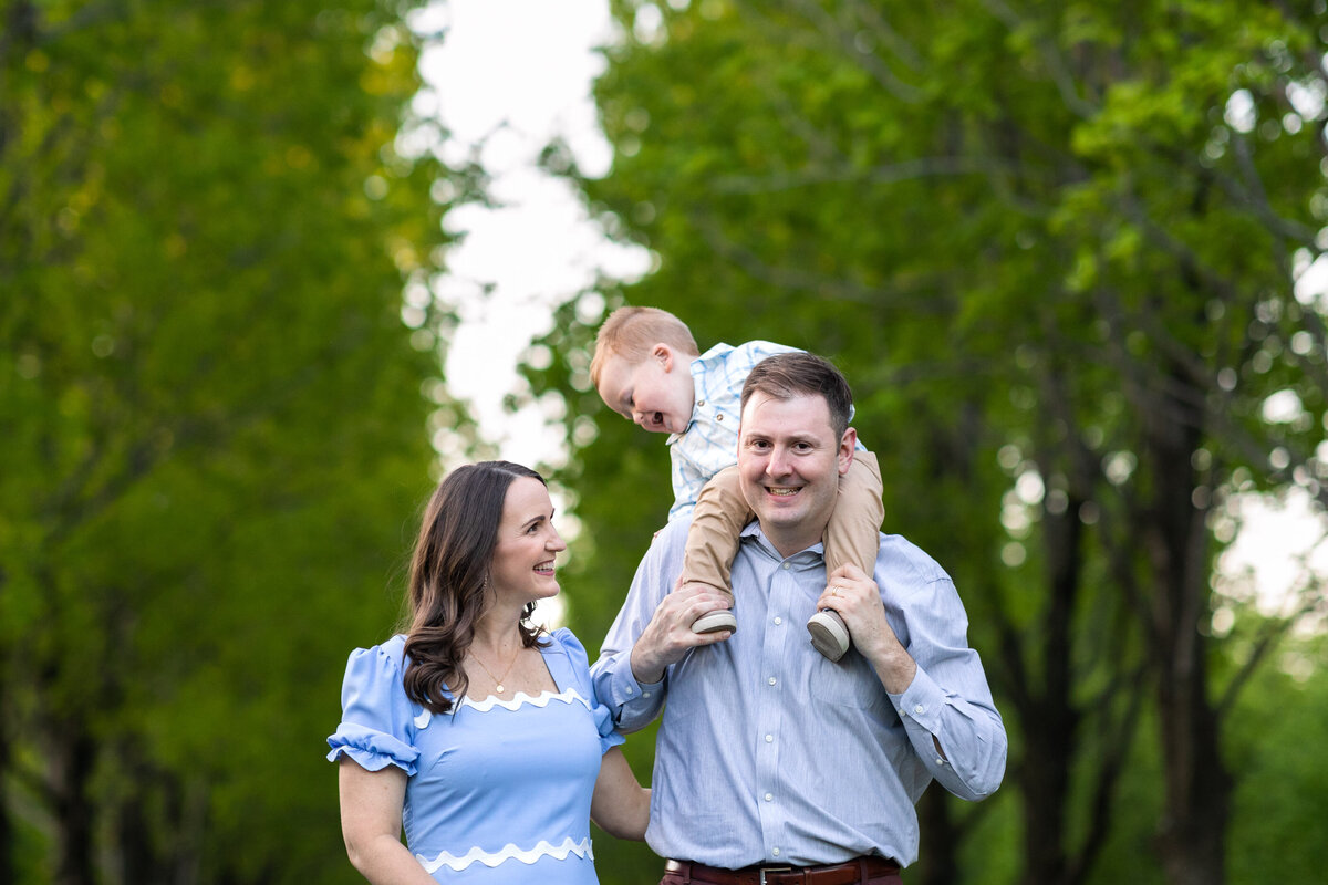 Kansas_City_Family_Photography_dad_smiling_kid_on_shoulders-15