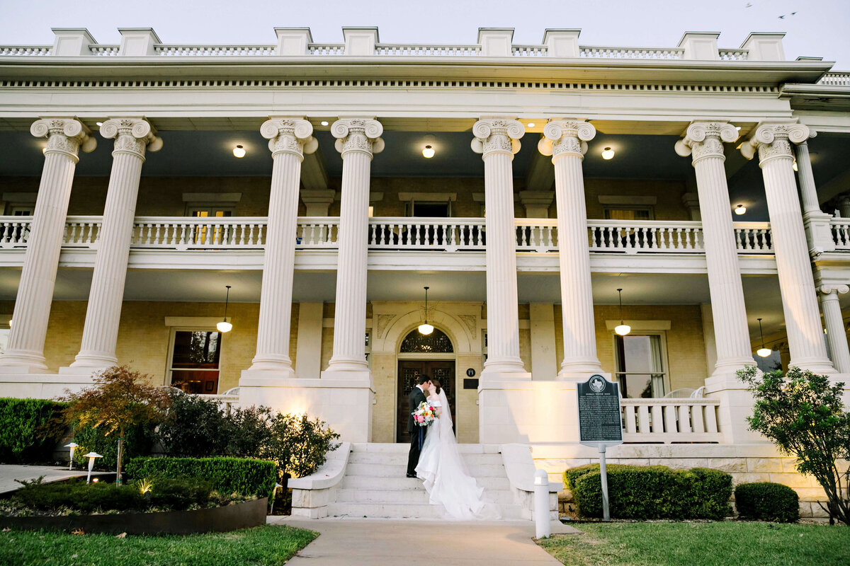 Outdoor wedding ceremony at the Hotel Ella in Austin