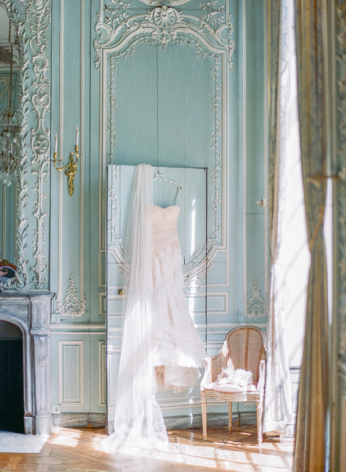 Jennifer Fox Weddings English speaking wedding planning & design agency in France crafting refined and bespoke weddings and celebrations Provence, Paris and destination Laurel-Chris-Chateau-de-Champlatreaux-Molly-Carr-Photography-31
