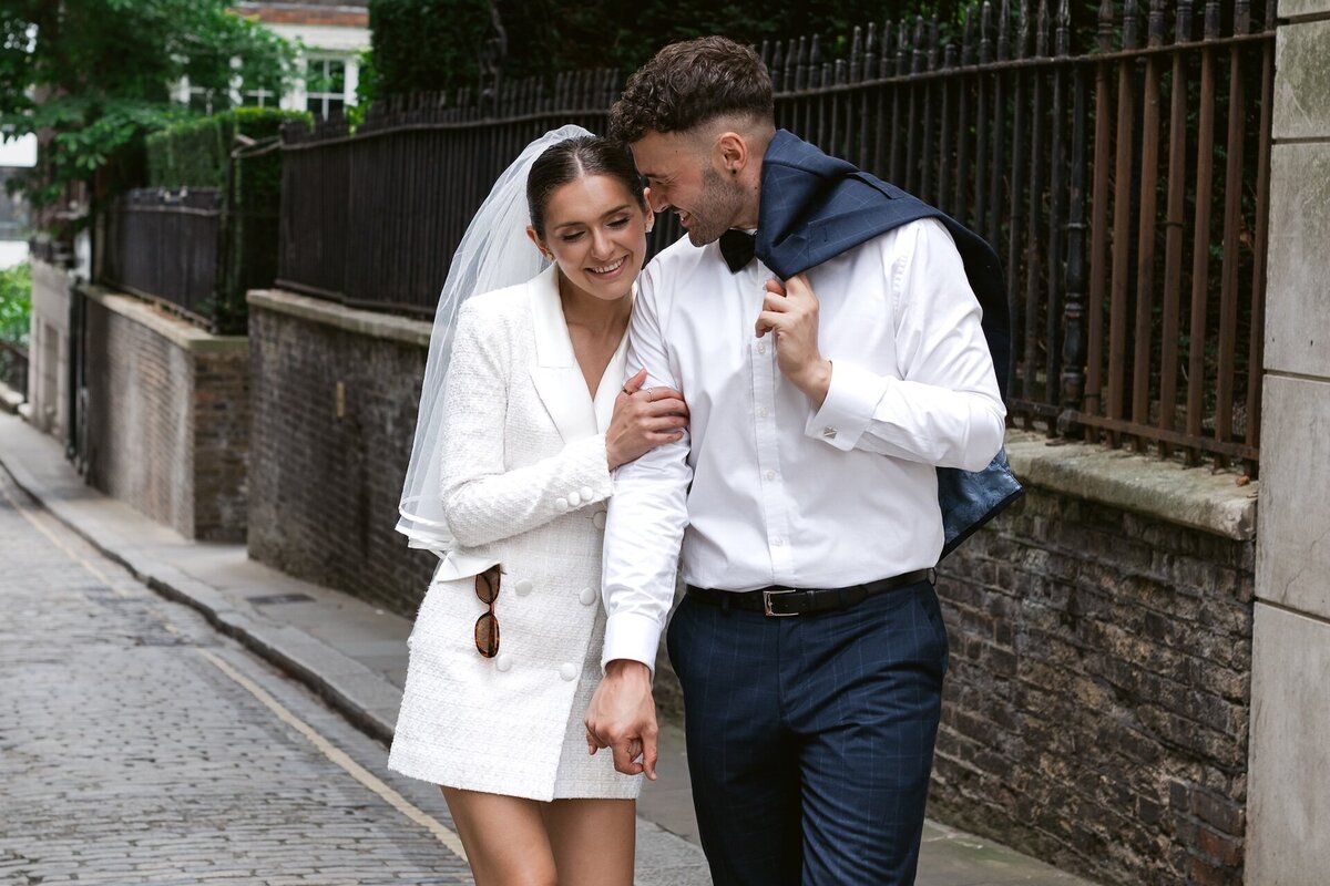 timeless-romantic-luxury-wedding-modern-groom-london-bride-londonwedding-iconic-londonstreets-portrait-photography