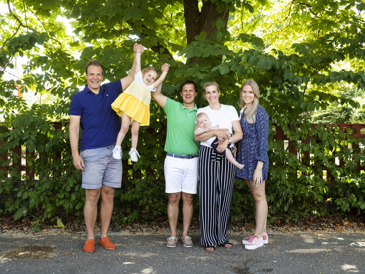 familiefotografering-utendørs-glede-smil-fargerikt