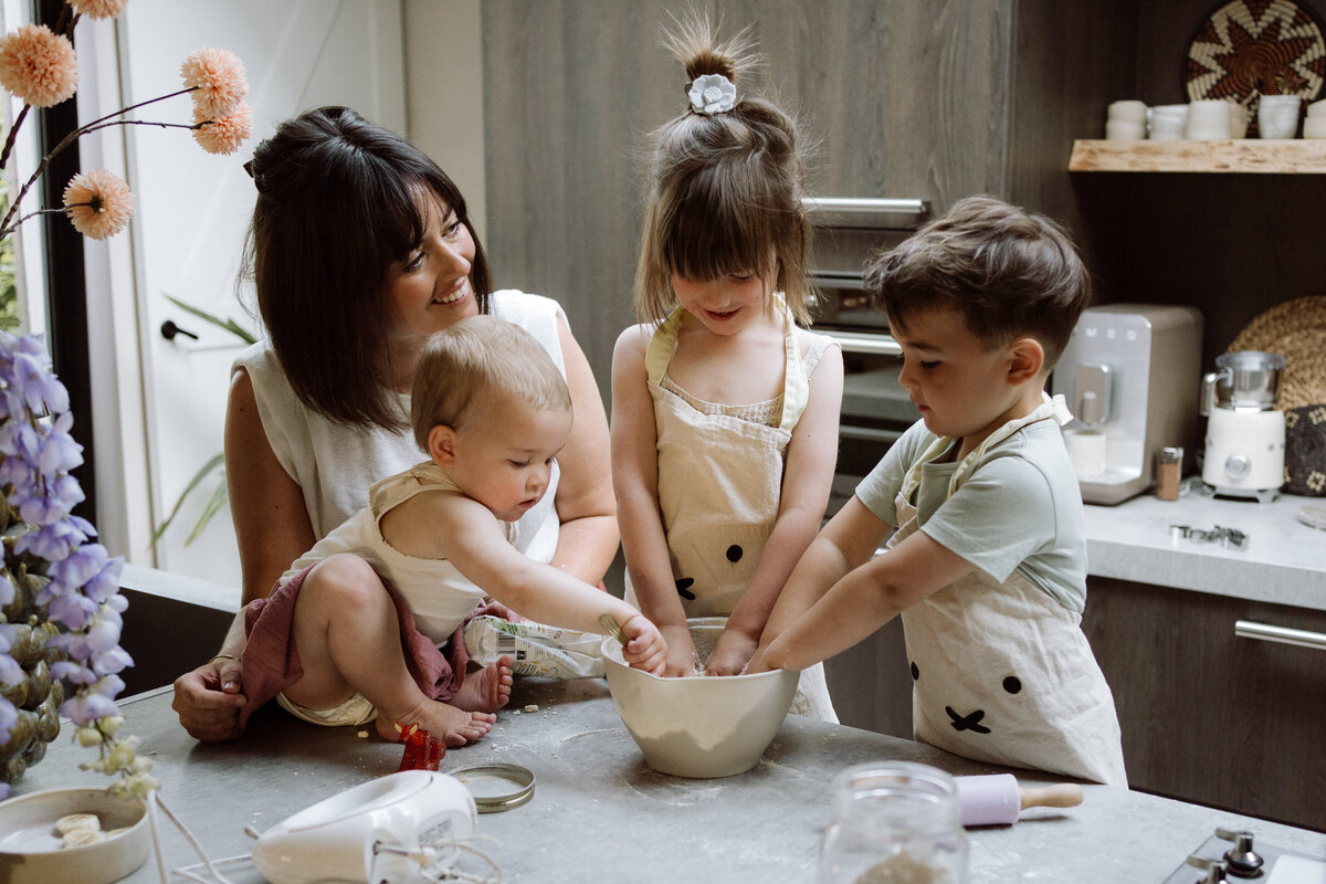 Lifestyle gezinsfotografie tijdens een Homes to Remember-shoot -  koekjes bakken samen kneden 