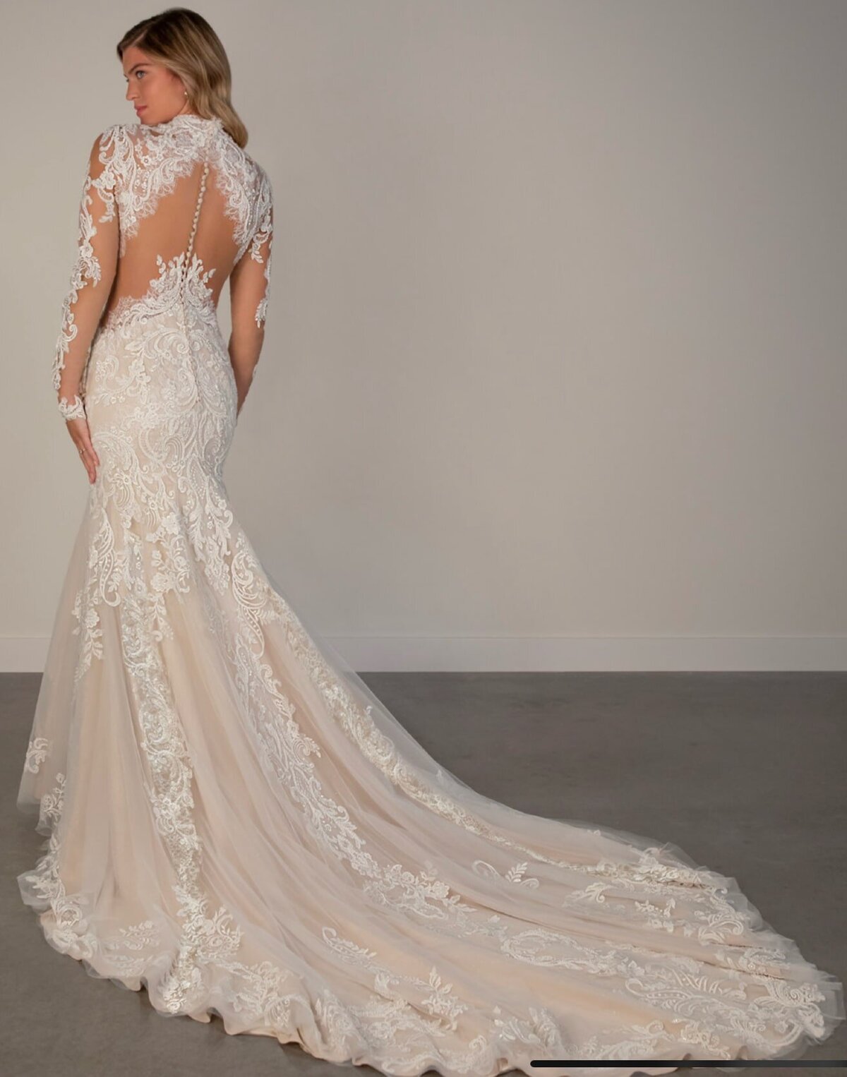 long-sleeve-lace-wedding-dress-illusion-back-vogue-veil