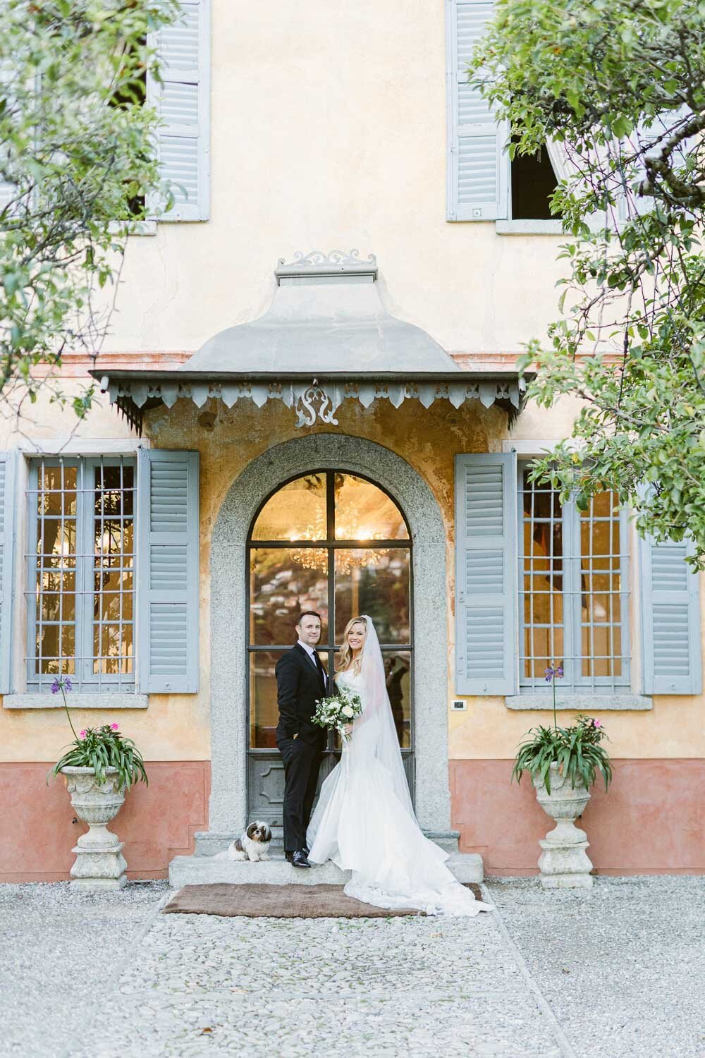 bride and groom in front of villa regina teodolinda