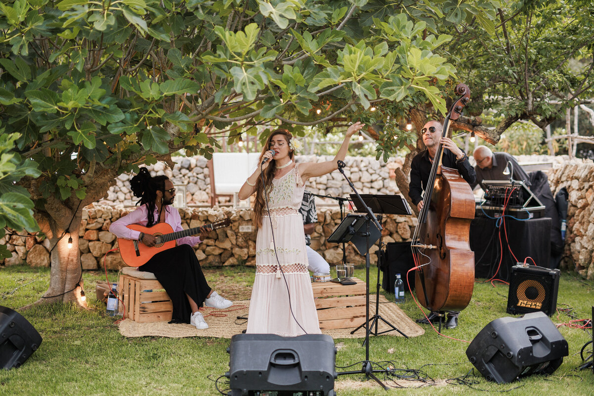 The wedding band playing brasilian music